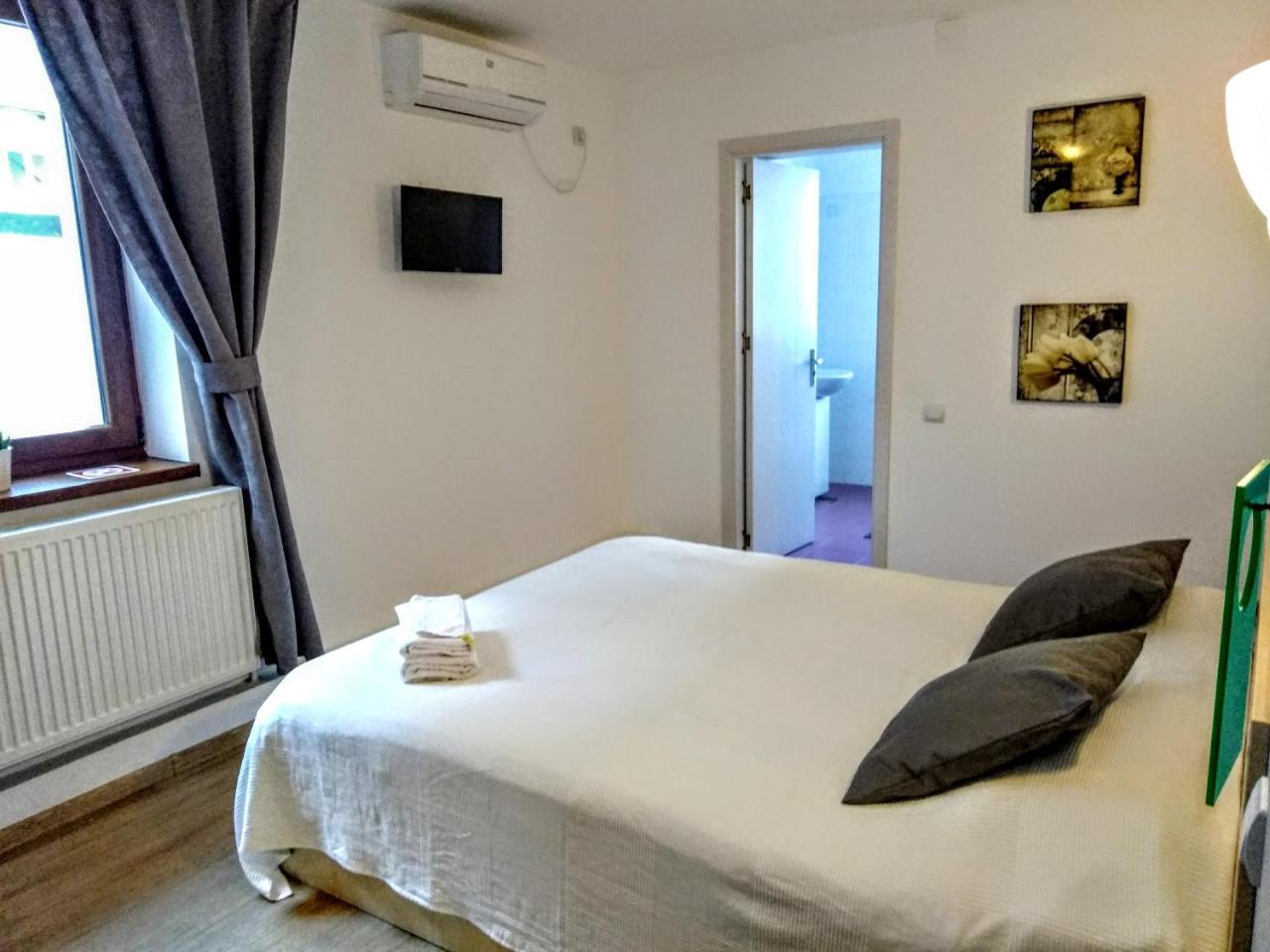 Central Guesthouse (Adults Only) Βουκουρέστι Εξωτερικό φωτογραφία