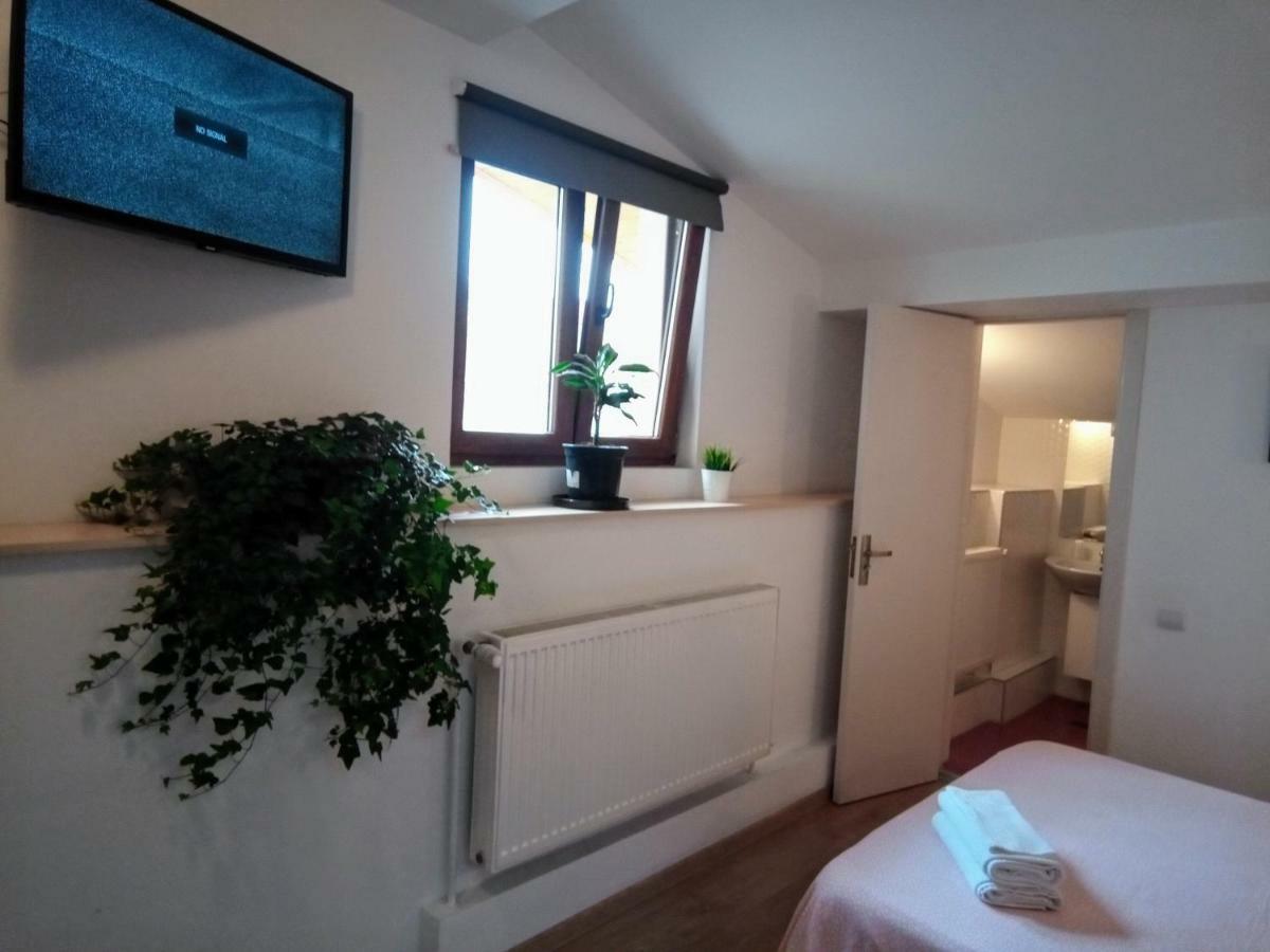 Central Guesthouse (Adults Only) Βουκουρέστι Εξωτερικό φωτογραφία